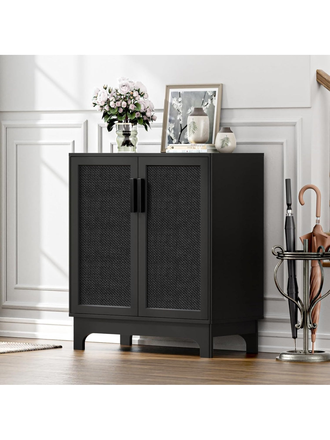 Aparador moderno con puertas de ratan, balda ajustable y sistema antivuelco, acabado negro